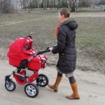Czerwony bolid na dziurawej drodze